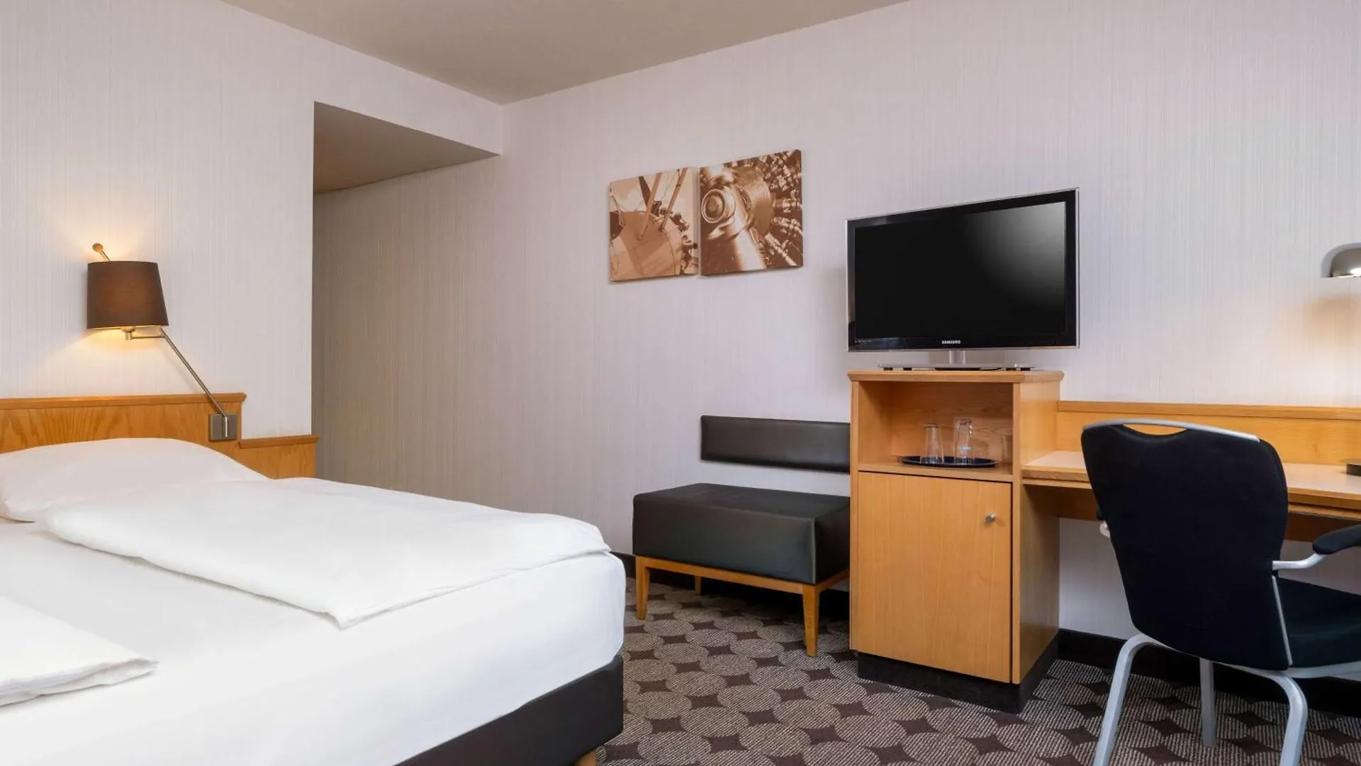 Mövenpick Hotel Nürnberg Airport 4*, Núremberg Alemania